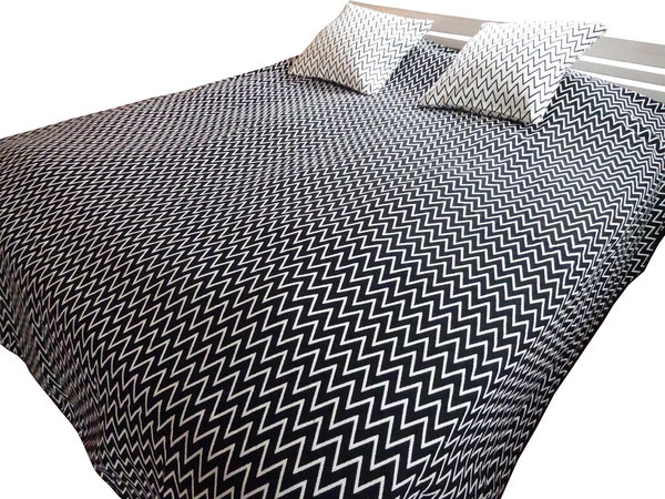 Reversible bedspread for single bed in black/white zigzag pattern
