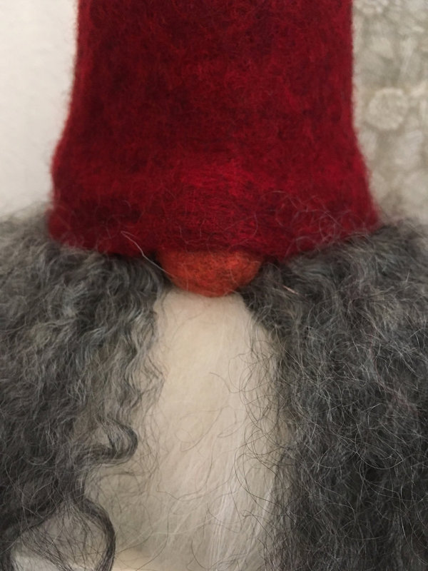 Handgemachter Wichtel mit roten Zipfelmütze und lockigem Bart: Valter 35 cm gross