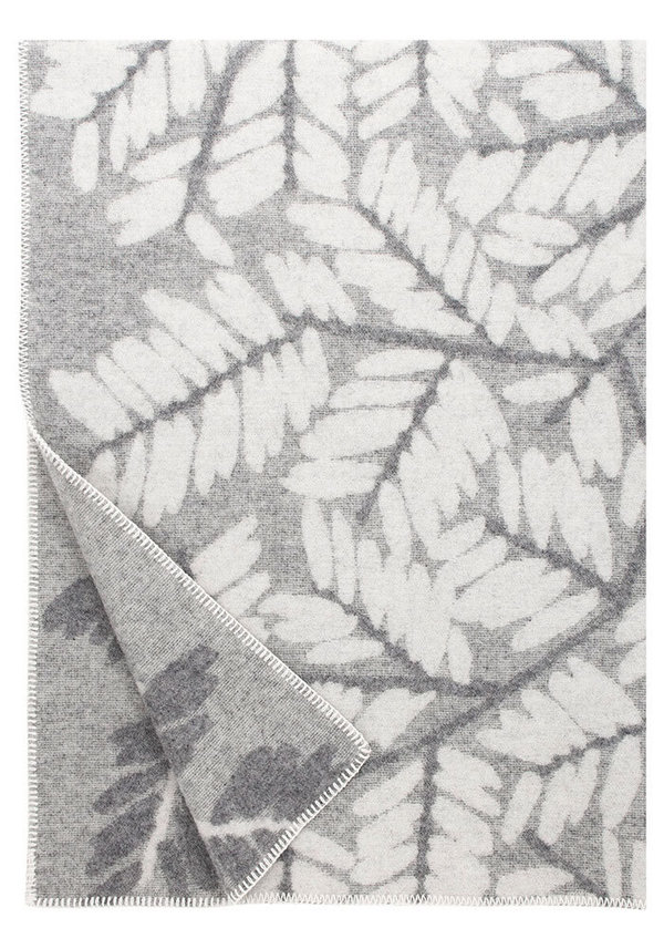 Dicke Wolldecke im Grau-Weiss mit schönem Baum- und Blättermuster