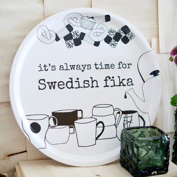 Rundes Tablett mit Text "it's always time for Swedish fika"