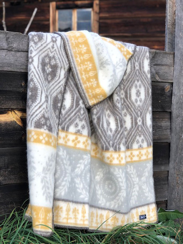 Thick wool blanket made of ecological wool, design "Brunkulla"