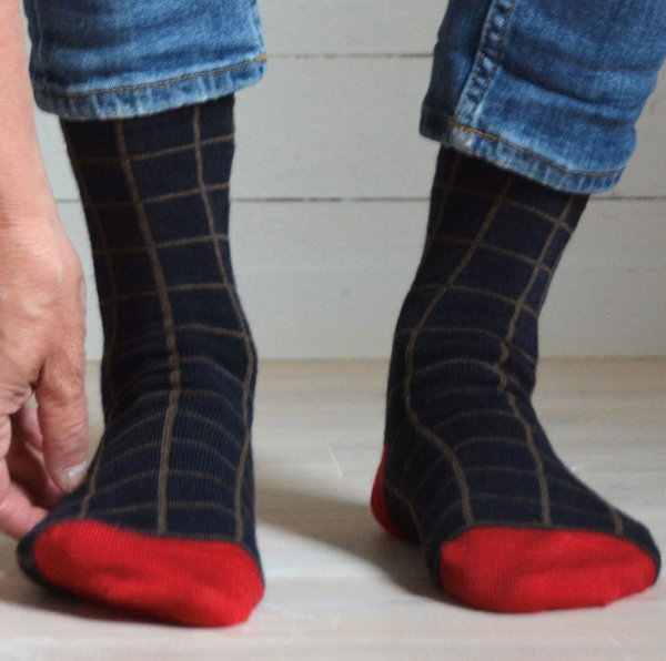 Schwarze Socken aus weicher Merinowolle, Design "Ruth" von Bengt & Lotta - Grösse 40-45